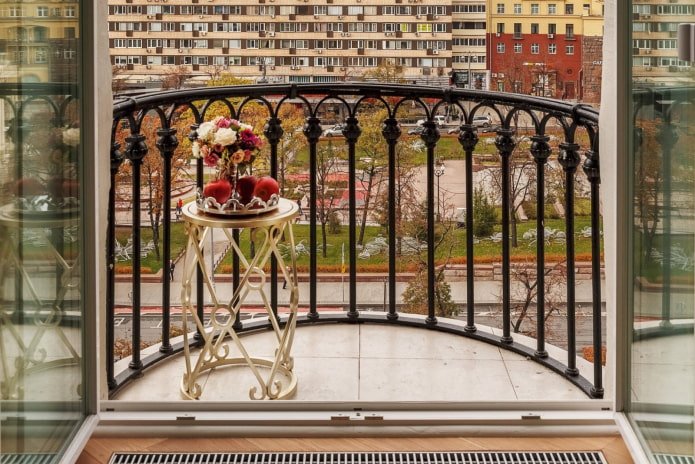 azulejos en el suelo de un balcón semicircular