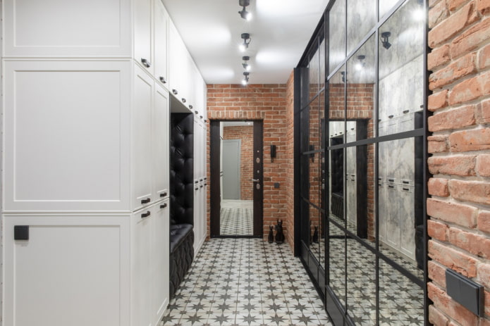 Pasillo tipo loft con azulejos estampados