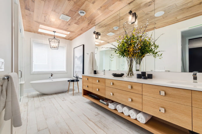 Azulejos de techo con efecto madera en el interior del baño