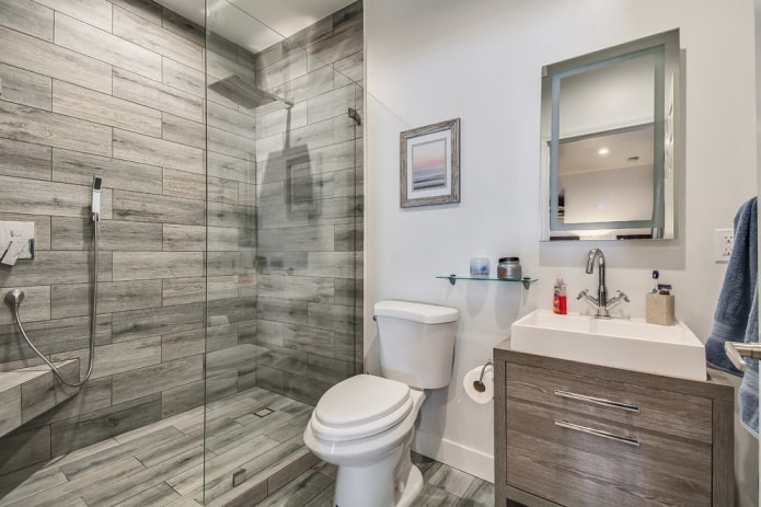 Ducha con azulejos efecto madera en el interior del baño