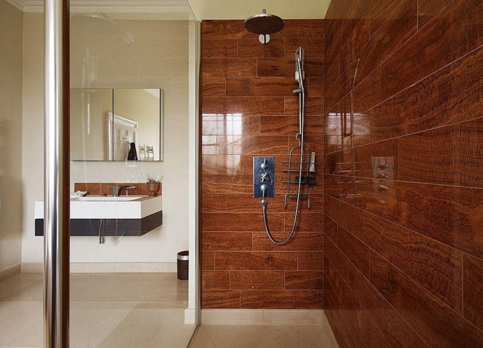 Ducha con azulejos efecto madera en el interior del baño