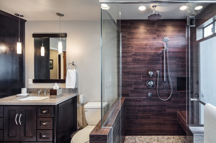 azulejos que imitan la madera en el interior del baño