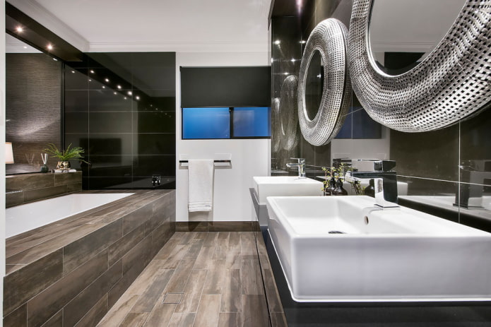 mampara de baño con azulejos imitación madera en el interior del baño
