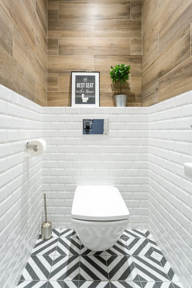 Azulejos de madera en el interior del baño