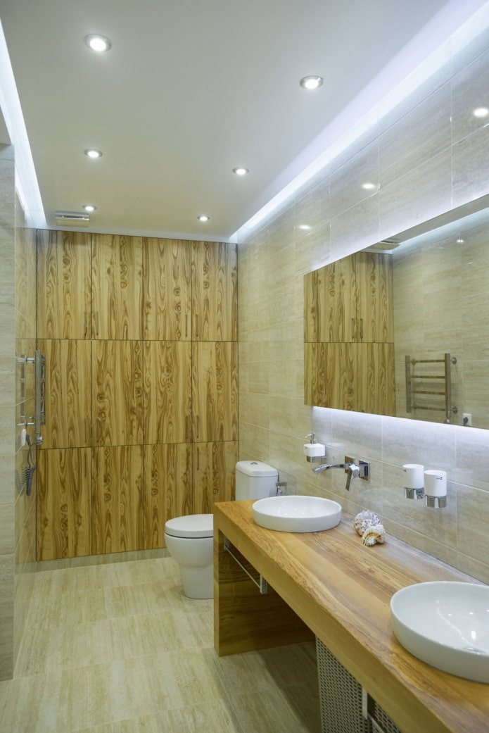 Azulejos de madera en el interior del baño