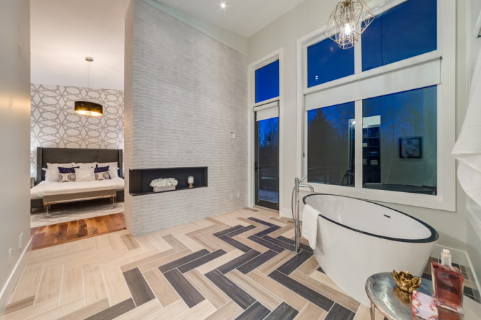 disposición de azulejos de imitación madera en el interior del baño