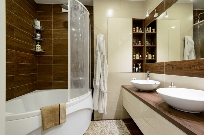 azulejos que imitan la madera en el interior del baño