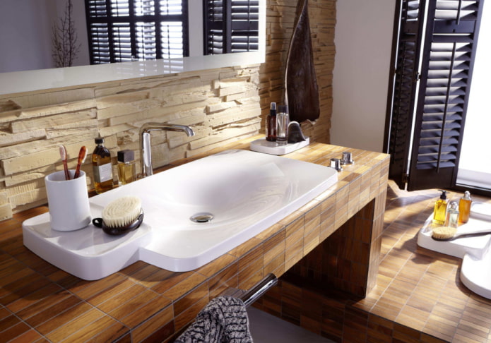 Encimera con azulejos de efecto madera en el interior de un baño