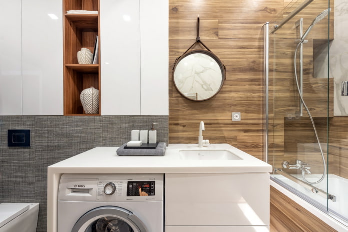 Azulejos de pared con efecto madera en el baño