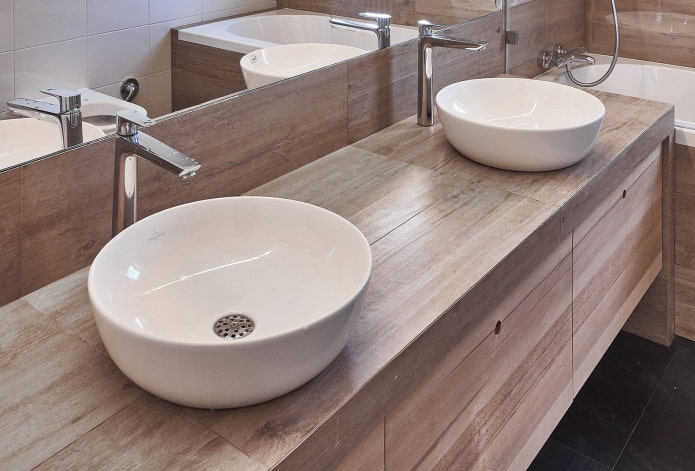 Encimera con azulejos de efecto madera en el interior de un baño