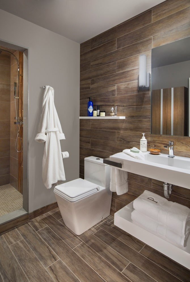 Azulejos imitación madera en el interior del baño