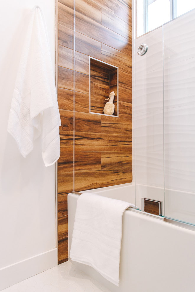 Azulejos imitación madera en el interior del baño