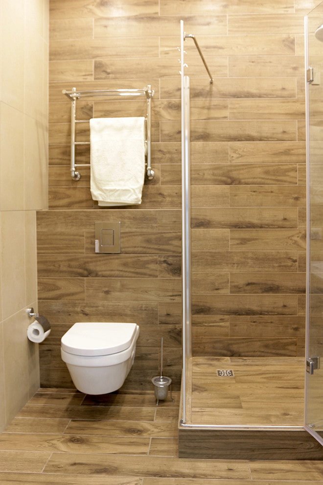 disposición de azulejos de imitación madera en el interior del baño