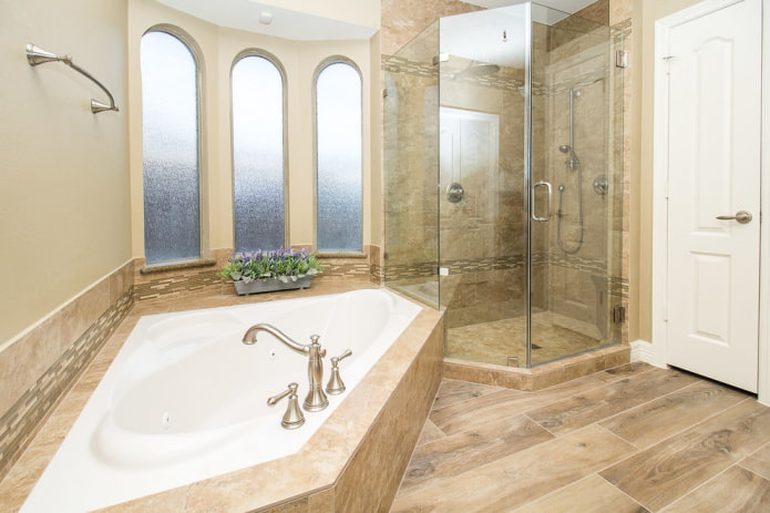 Azulejos imitación madera en un baño de estilo clásico