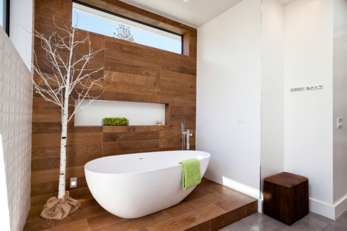 Azulejos imitación madera en un baño de estilo moderno