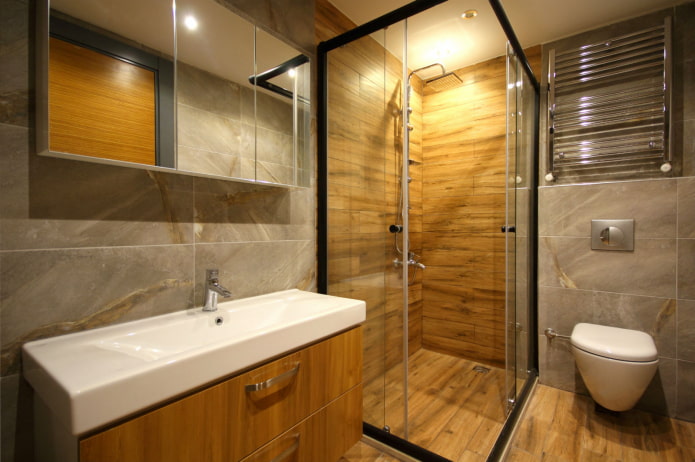 combinación de azulejos imitación madera con mármol en el interior del baño