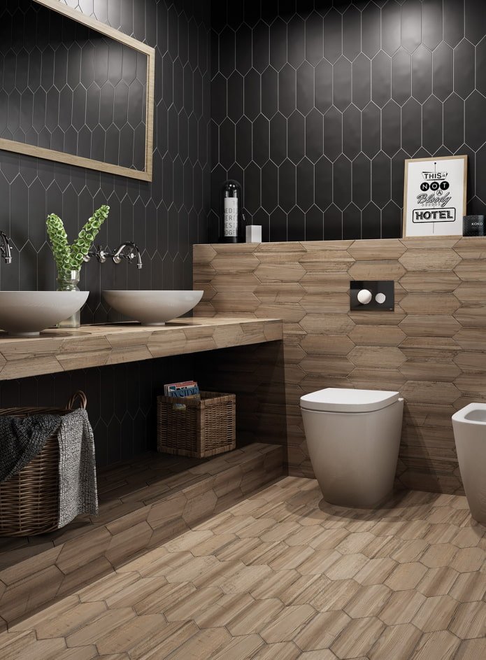 Azulejos efecto madera en el interior de un baño