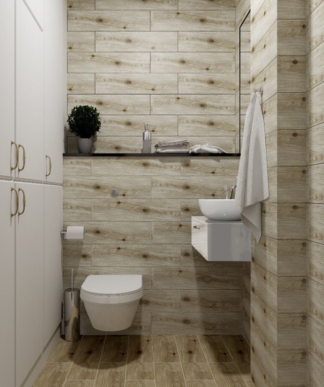 Diseño de azulejos de madera en el interior del baño