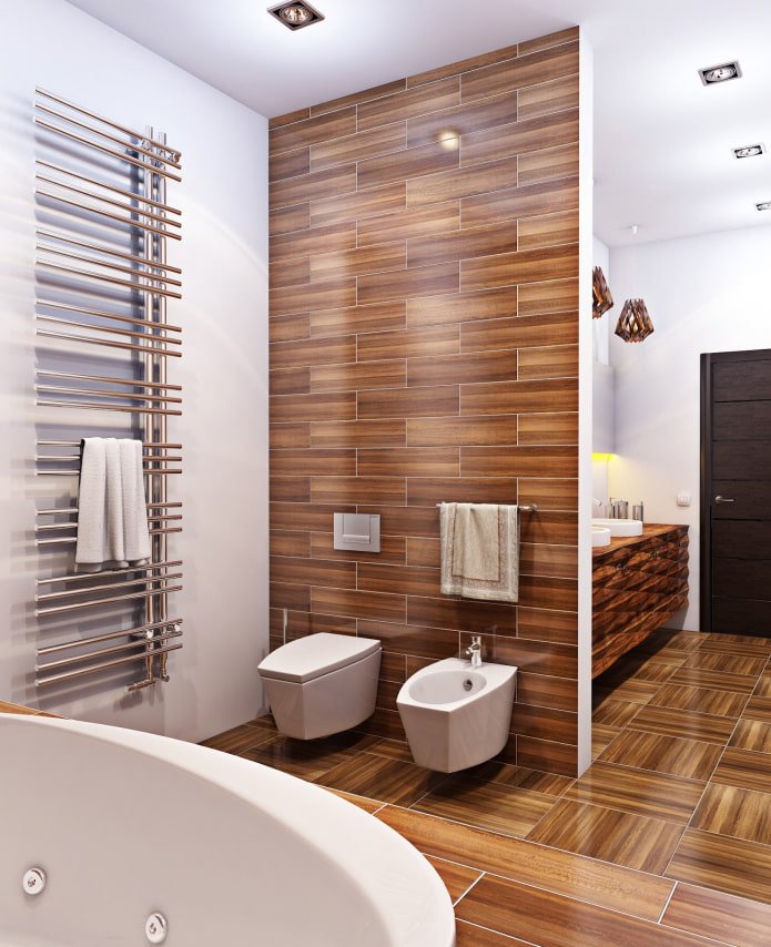 azulejo imitación madera en el interior del baño