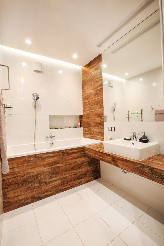 azulejo imitación madera en el interior del baño