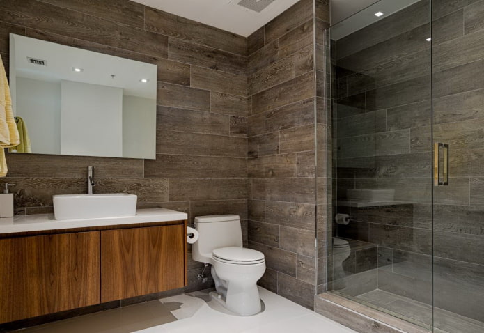 azulejo imitación madera en el interior del baño