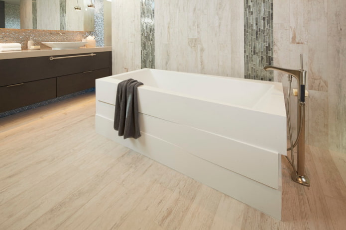 Azulejos de suelo con efecto madera en el interior del baño