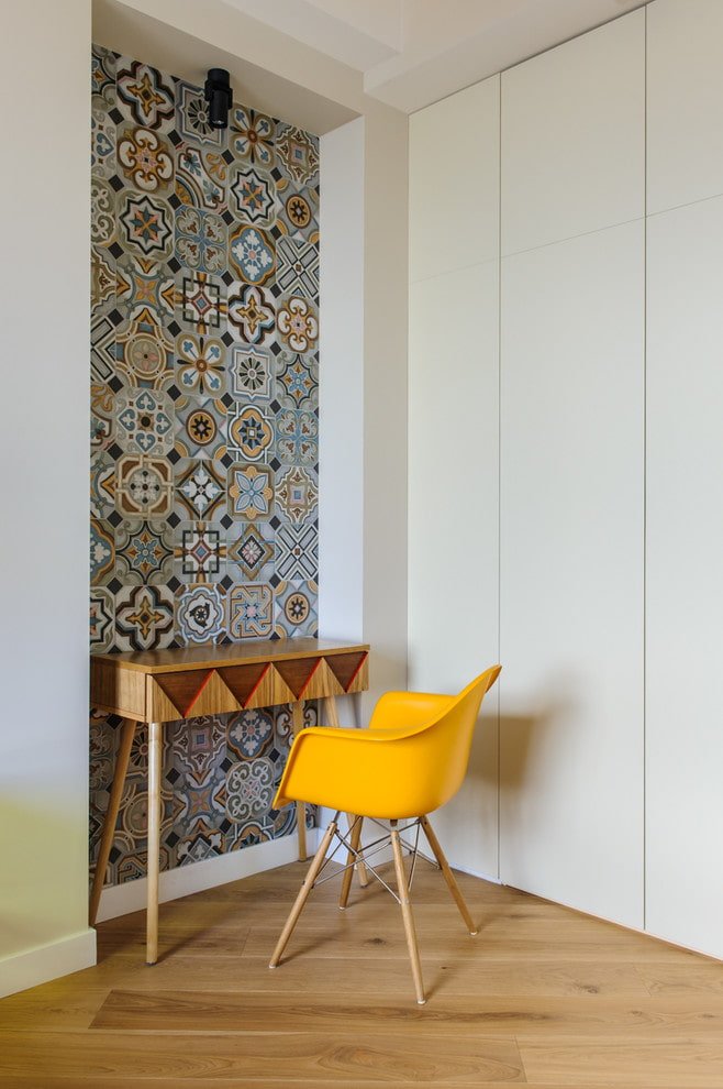 Revestimiento de un nicho con azulejos multicolores