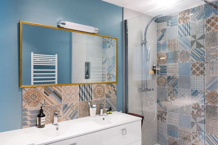 Azulejos de patchwork en el baño