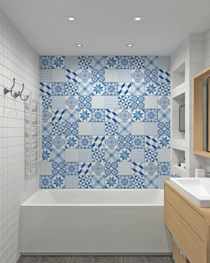 Azulejos patchwork azules en el baño
