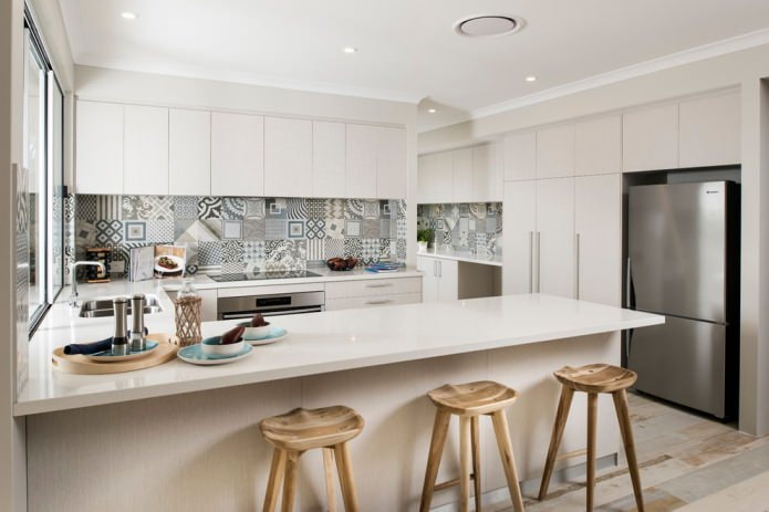 Azulejos patchwork en la cocina de estilo minimalista