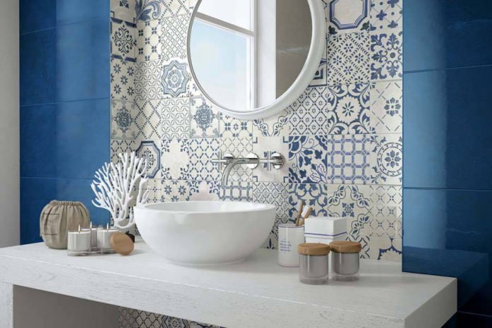 Azulejos de patchwork en el baño