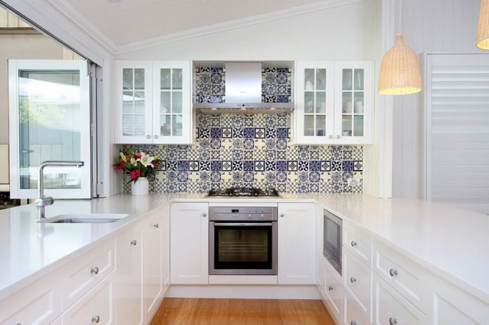 Azulejos patchwork en el faldón de la cocina