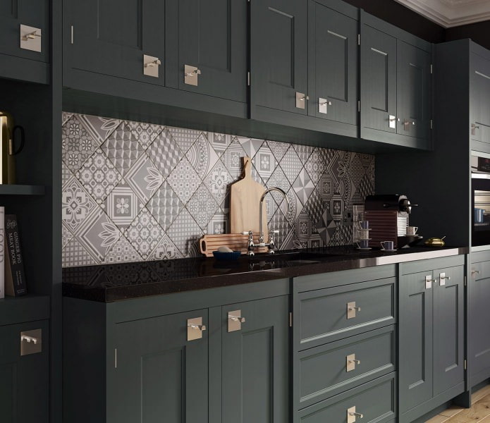 Azulejos patchwork en el interior de la cocina