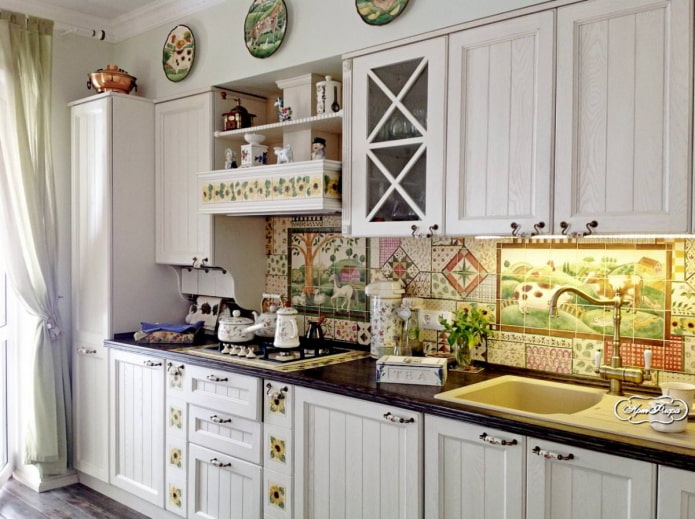 Azulejos de patchwork en la cocina en estilo rústico