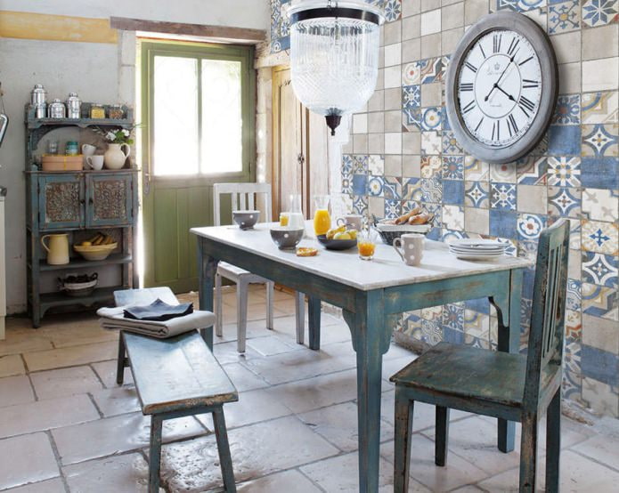 Azulejos patchwork en una cocina de estilo retro