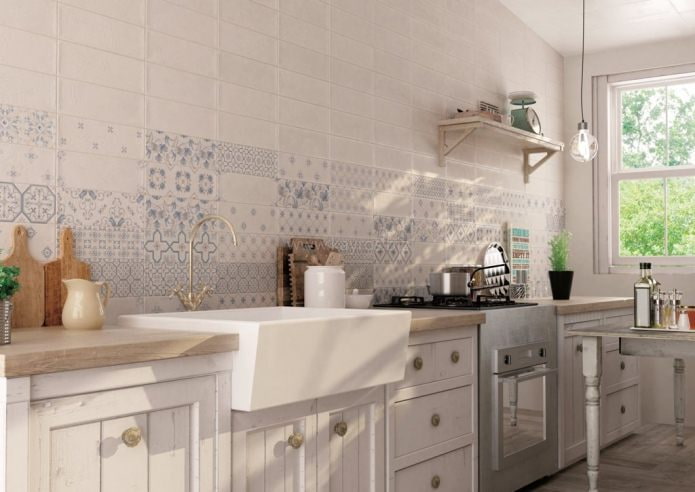Azulejos patchwork en una cocina de estilo retro