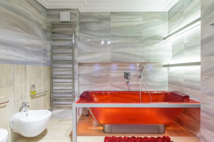 azulejos de mármol en el interior del baño
