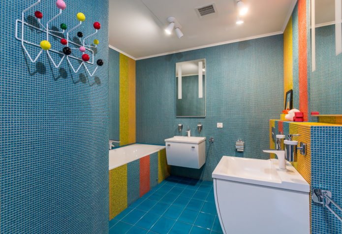 Azulejos con forma de paloma en el interior del baño