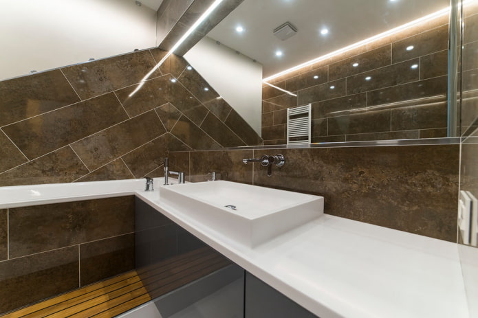 azulejos que imitan piedra en el interior del baño
