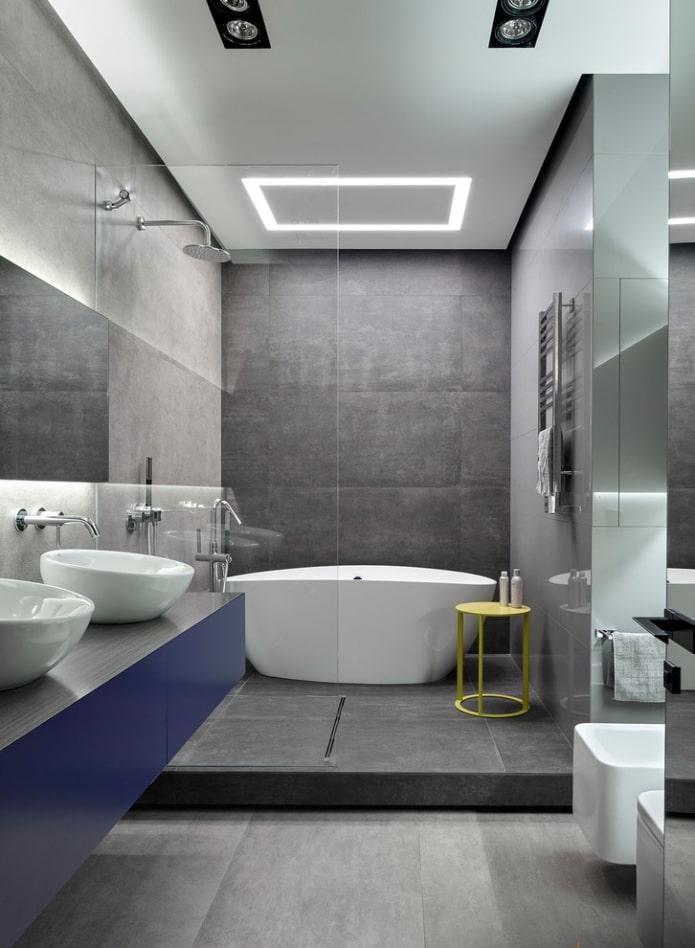 Azulejos grises en el interior del baño