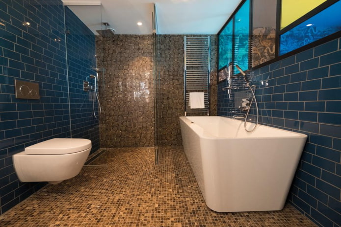 Interior de baño con azulejos