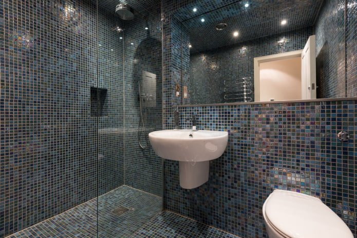 Azulejos azules en el interior del baño