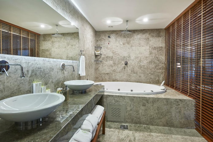 azulejos que imitan piedra en el interior del baño