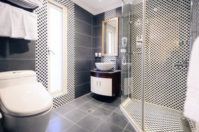 Decoración con azulejos en el interior del baño