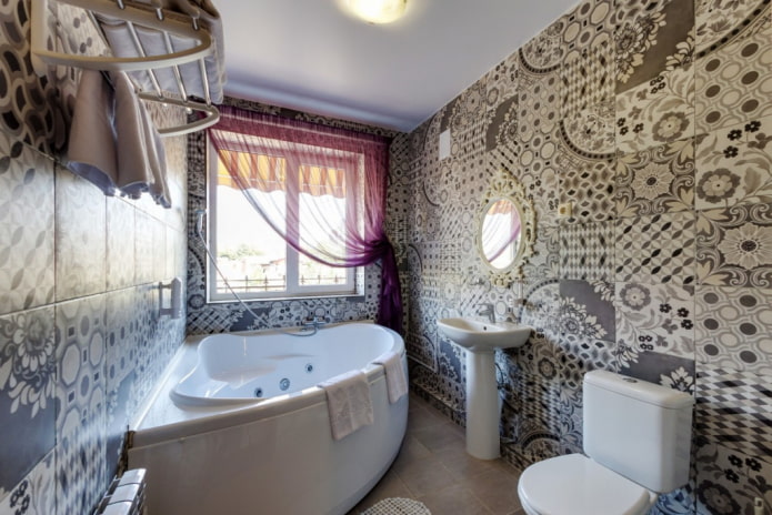 azulejos estampados en el interior del baño