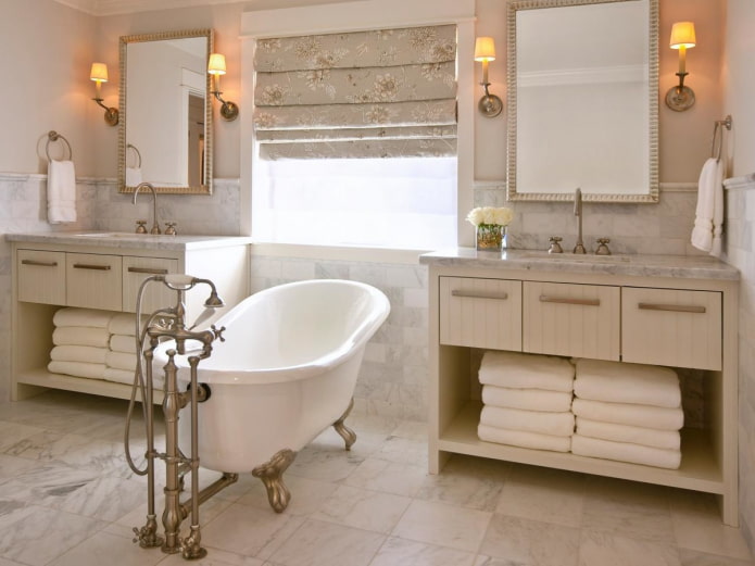 Azulejos en el interior del baño en estilo shabby chic