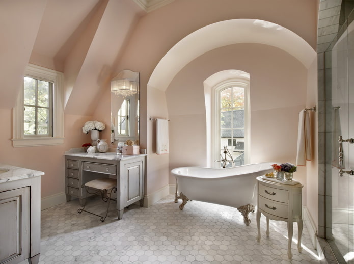 Azulejos en el interior del baño en estilo shabby chic