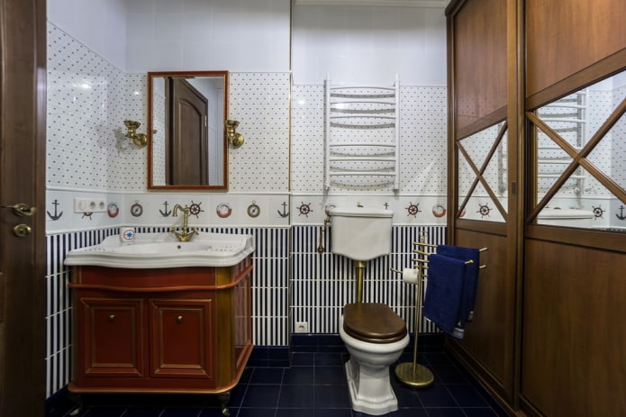 Azulejos en el interior del baño de estilo marinero