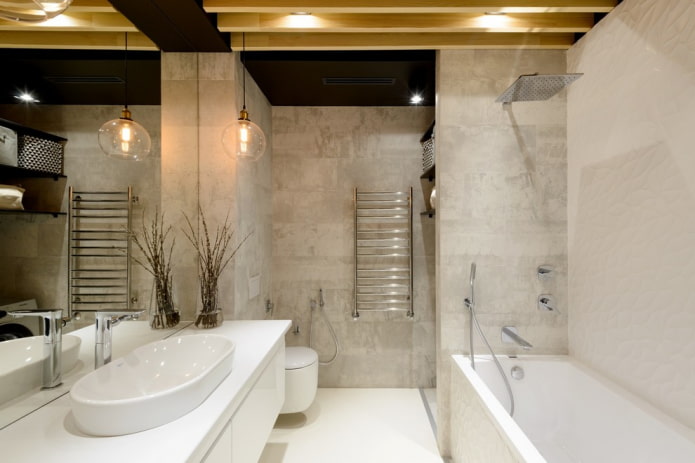Azulejos bajo hormigón en el interior del baño