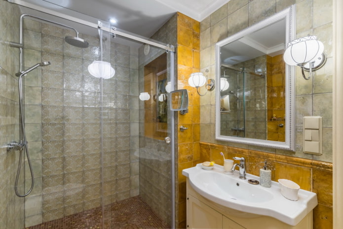 Interior de baño con azulejos